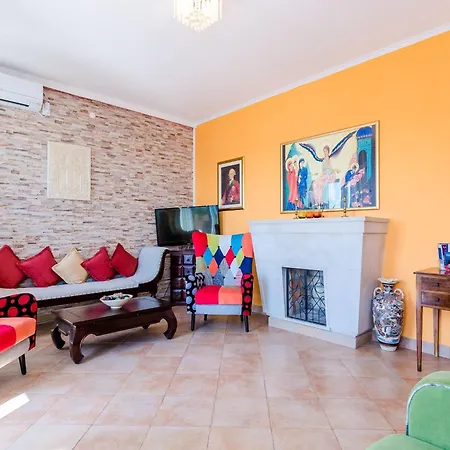 Villa Adrian - Six Bedroom With Swimming Pool And Sea View Ragusa