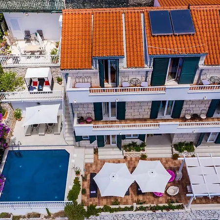 Adrian - Six Bedroom With Swimming Pool And Sea View 别墅 *