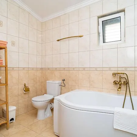 Adrian - Six Bedroom With Swimming Pool And Sea View