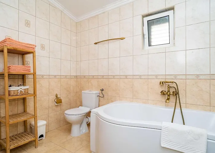 Adrian - Six Bedroom With Swimming Pool And Sea View