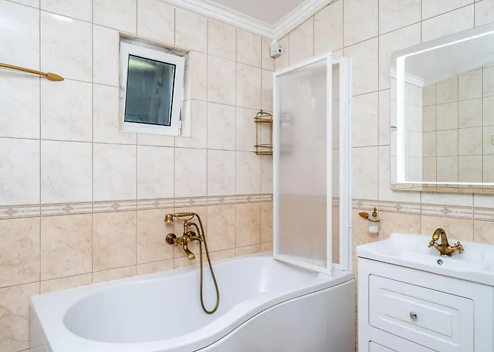 Willa Adrian - Six Bedroom With Swimming Pool And Sea View *