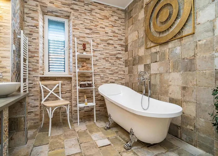 Adrian - Six Bedroom With Swimming Pool And Sea View Willa *