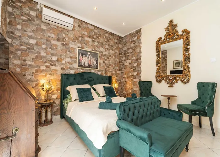 Willa Adrian - Six Bedroom With Swimming Pool And Sea View