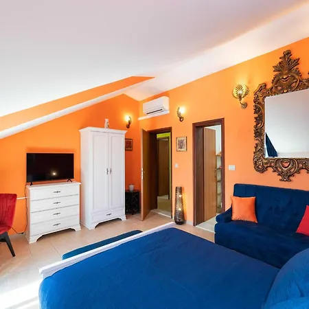 Villa Adrian - Six Bedroom With Swimming Pool And Sea View