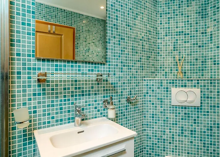 Villa Adrian - Six Bedroom With Swimming Pool And Sea View