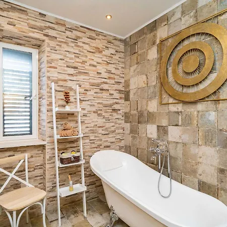 Adrian - Six Bedroom With Swimming Pool And Sea View